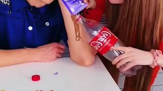 趁保安熟睡偷拿巧克力酱，这胆子简直太大了！ #看一遍笑一遍 #万万没想到 #意想不到的结局 #这操作