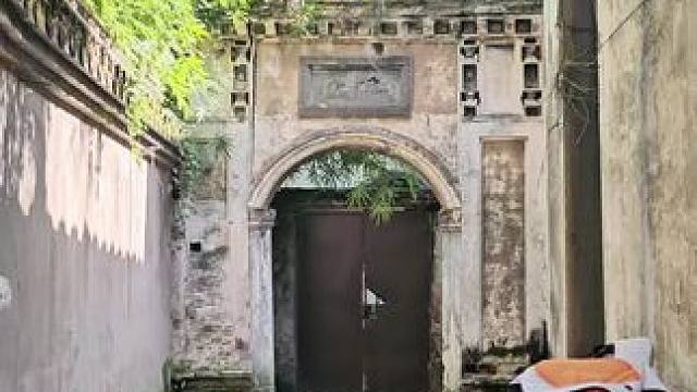这可是我在背面一眼相中的门楼，为了看它一眼绕了好大一圈
#旅行 #每一帧都是热爱 #现场实拍 #绍兴