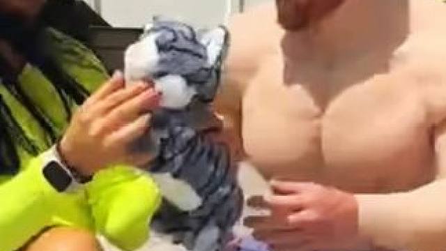 男子变身超人保护小猫咪，结局让人万万没想到！ #老外真会玩 #搞笑老外 #歪果仁 #外国人真会玩