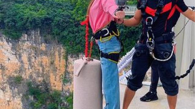 人生不过三万张体验卷，尽兴就好！ #勇敢的人先享受世界#张家界大峡谷玻璃桥蹦极#释放一夏尖叫解压#这