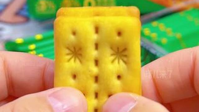 外皮包裹着牛肉酱和肉松，酥酥脆脆咸香咸香的真的非常好吃！！！#零食推荐 #饼干 #追剧小零食 #好吃