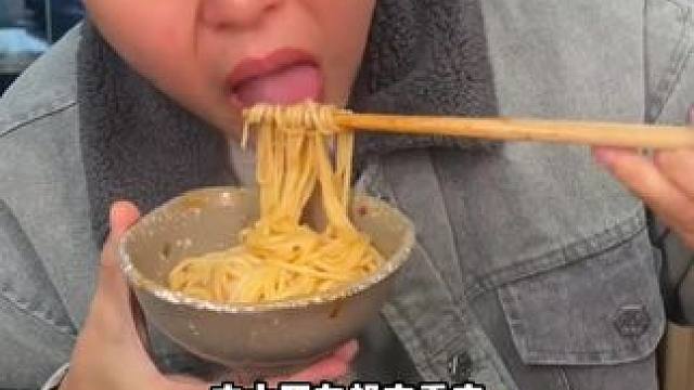 放假记得来重庆找鸡哥请你们吃火锅米线#哎呀妈呀太香了 #快来一起尝个鲜 #谁懂这一口的好吃程度 #吃