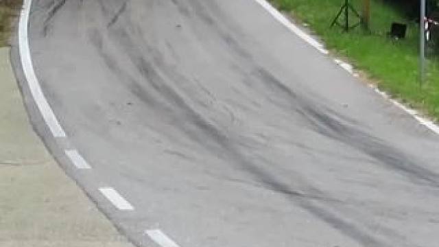 在拉力赛车场中，不同类型的赛车面对同一个弯道，展现了截然不同的过弯姿态。这种差异不仅体现了赛车的性能