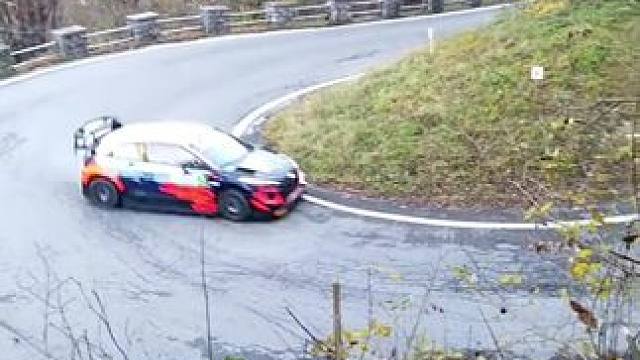 当贴边过弯被演绎到极致，你会发现这不仅仅是性能上的较量，更是一次对驾驶技艺的考验#wrc拉力赛