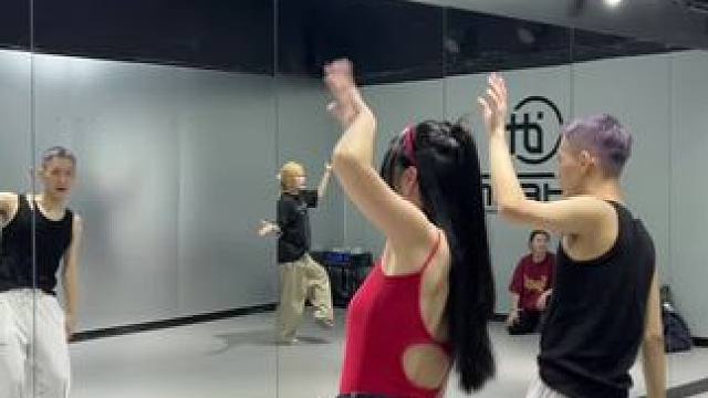 追浪姐让我也有去学跳舞的冲动哦~ #学街舞 #街舞hiphop #乘风破浪的姐姐 #街舞新潮流 #今