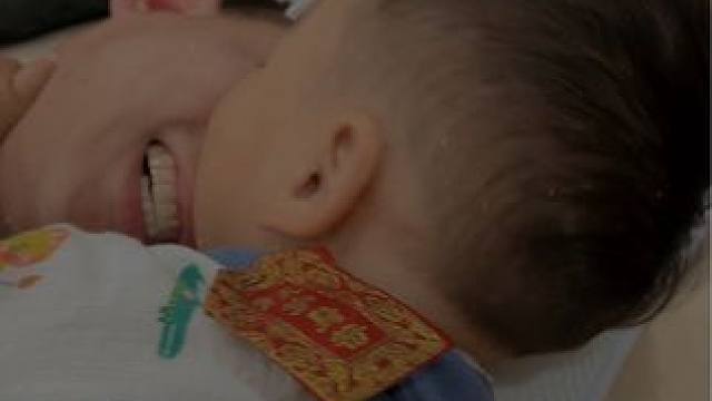 从开始的咬耳朵，现在开始看上爸爸的鼻子了父子俩的快乐时光#日常vlog