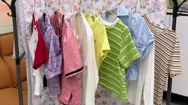 几十块钱就到手一个双杆的落地晾衣架，平时挂衣服晒被子，老方便了!#晾衣架  #结实耐用  #可移动衣