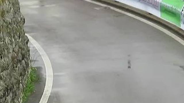 在阴雨的天气里，面对如此具有挑战性的回头弯道，各种车型和车手们展现出了截然不同的过弯技巧和风格#wr