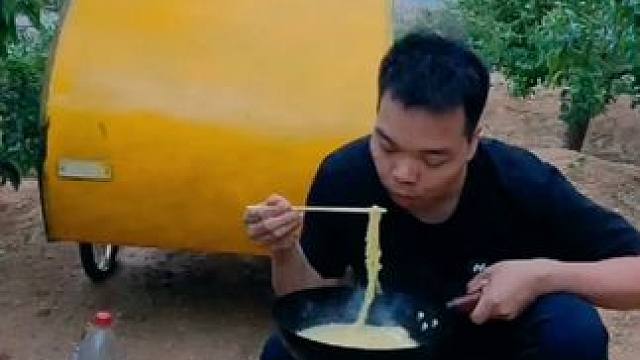 小房车已经取出来了，停车费320块伤不起啊，晚上在小树林里露营#床车旅行#穷游东北#野外露营#拖挂小