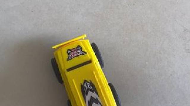 小侄子的玩具车，和我小时候的不一样啊#玩具车 #汽车玩具 #这玩具好炸裂 #这么炸裂的玩具谁研究的呢