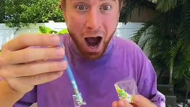 用双面胶吹出彩色泡泡，这操作简直太厉害了！ #看一遍笑一遍 #老外真会玩 #意想不到的结局 #万万没