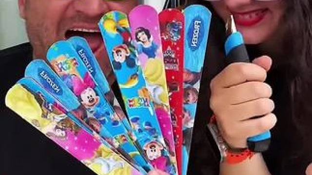 用彩色手环玩出新花样，结局让人太意外了！ #看一遍笑一遍 #意想不到的结局 #老外真会玩 #万万没想