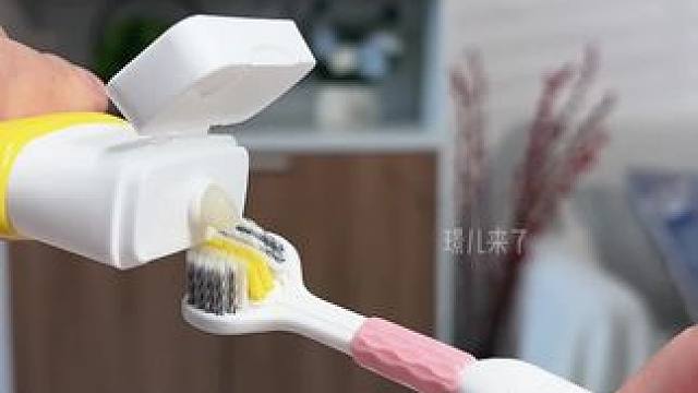 这个#三面牙刷 已经用了好俩月了，三面同时做清，洁刷的又快又干净，家人们赶快囤两件！#牙刷#牙刷推荐
