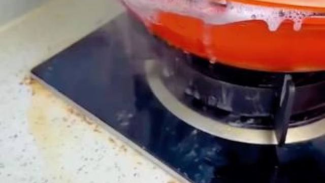 厨房灶台和水池缝隙容易藏污纳垢，贴上这个#铝箔胶带 ，防水防油防霉，好打理#厨房好物 #防油贴纸