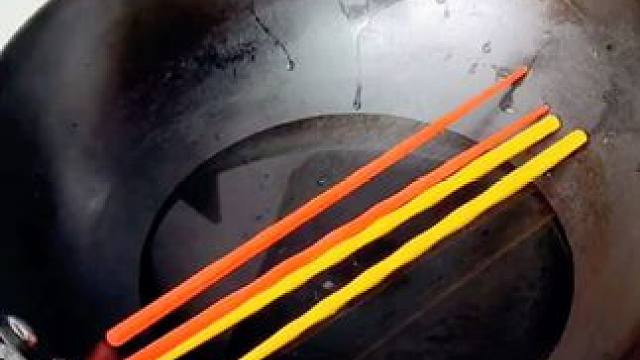 这款多功能不锈钢蒸架可以折叠，各种大小的锅都可以用，还可以当锅架，也不怕把台面烫伤了。#蒸蛋架  #