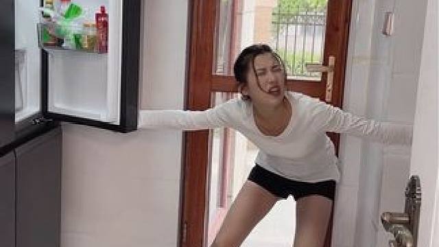 偷偷把冰箱门上涂上胶水，结果闺蜜直接中招！