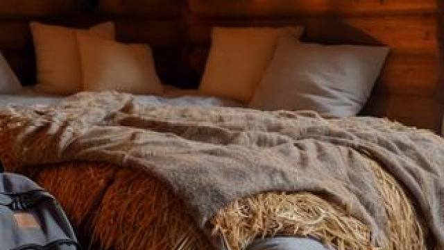 遇到雪暴，住到了这个柴草屋里，就在这里放松入睡吧！ #白噪音 #助眠视频 #解压助眠的视频推荐