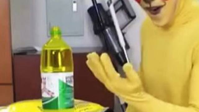 用手让物体瞬间变颜色，小黄人直接蒙圈了！ #外国人反应 #整蛊好友