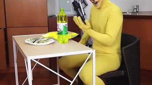 用手让物体瞬间变颜色，小黄人直接蒙圈了！ #看一遍笑一遍 #意想不到的结局 #老外真会玩 #万万没想