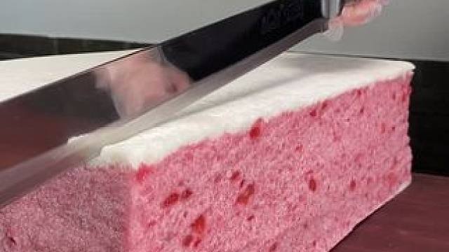 饱满的白桃颗粒加上糕点软糯的口感，吃起来真的让人觉得很满足呢~#治愈系美食 #芡实糕