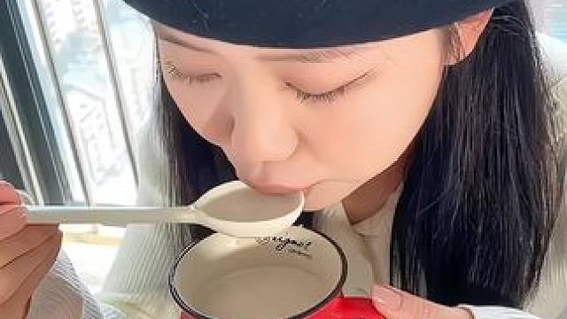 现在正是吃猴头菇的好时候，每天早上都可以来一杯#猴头菇牛奶燕麦片直接热水冲泡，奶香浓郁#营养早餐
