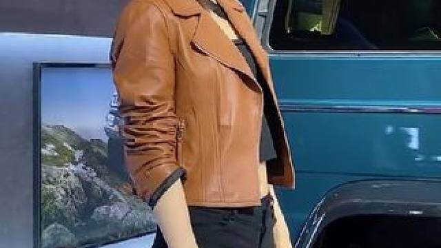 #模特美女 #车模 #邻家女孩 #笑容最治愈的女孩 #街拍美女