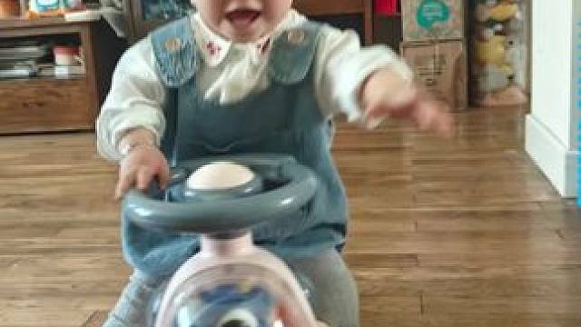 扶车而立的小人#晒出越养越上头的人类幼崽 #这样的萌娃你们喜欢吗 #人类幼崽治愈系宝宝 #骗你生女儿