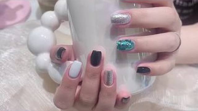 由梨美甲美睫逛街美甲两不误，就在春熙路，29.9元  本甲纯色，35.9元  本甲不限款，59.9元