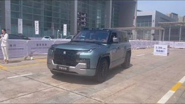 师傅，你这车挺好呀#青岛必去的景点 #仰望u8 #2024青岛车展