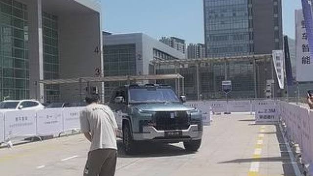 原地掉头 #青岛必去的景点 #2024青岛车展 #仰望u8