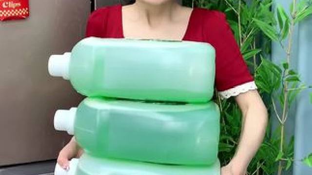 夏天到了，家里怎么能少了这个#拖地花露水  12斤装才12.99，太划算了，随便怎么用都不心疼#家用