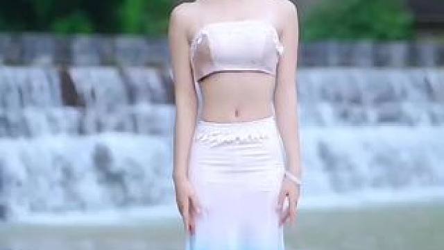 时间扑面而来，我们终将释怀，一路走来，岁月带走了纯真，时光苍老了容颜，阅历成熟了心智，沉淀下来的是一