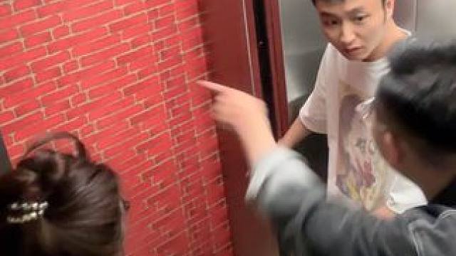 坐电梯突然遇到夹层，没想到被我一下子撞开了？！