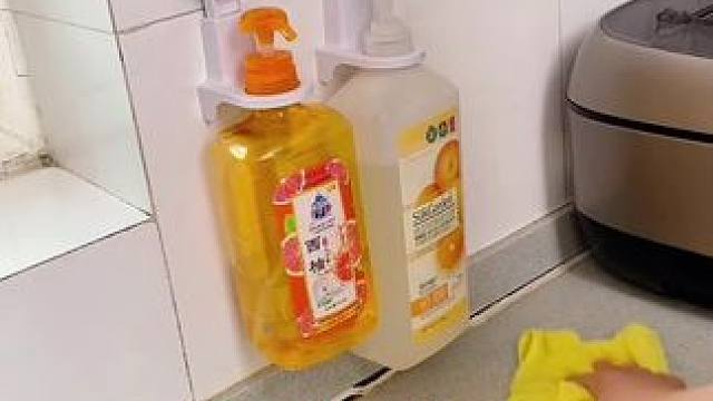 洗洁精、沐浴露没地方放的可以挂这个，大小瓶子都能挂#挂瓶器 #洗洁精按压器 #沐浴露壁挂架 #卫生间