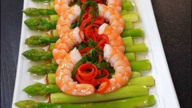 菜给你们做出来了，有才华的亲们给赐个好听的菜名，芦笋虾仁这样搭配清爽营养颜值高#吃出仪式感 #摆盘技