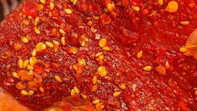 终于让我找到这个小时候经常买的牛板筋辣条了，香香辣辣的还是原来的味道！#好吃到停不下来 #追剧小零食