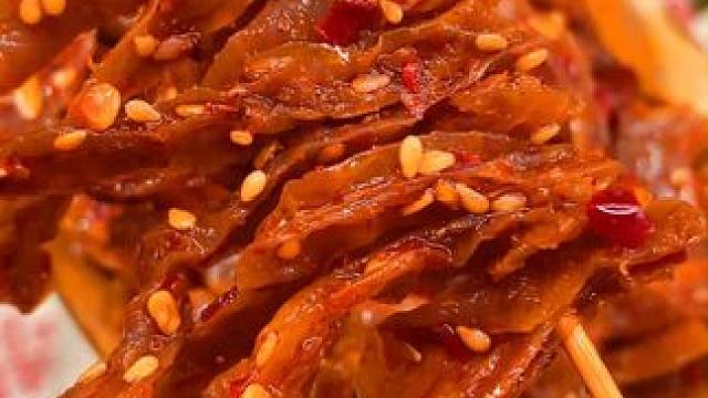 魔芋干脑袋来了！！这款长沙特产魔芋干，地地道道的湖南风味。口感爽脆，香辣过瘾，好吃到停不下来！#辣条