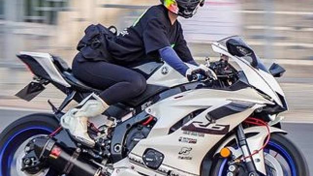 广场机车追焦解说 欢迎外地摩友交流打卡 #机车 #女骑 #追焦 #郑州女骑#骑行