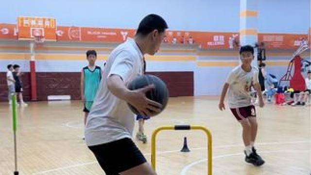 #篮球 #日常训练 #篮球需要沉淀 
基础配合强化传球精准度以及终结
｜手递手反手击传球转身终结
｜