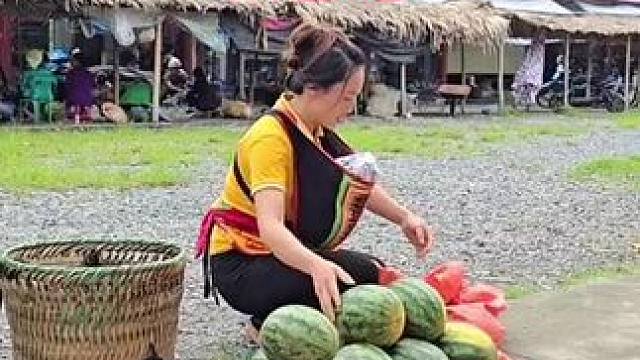 不好了，阿萍的前夫阿超又来了，肯定是来打孩子主意的 #野外生存 #国外生活 #单亲妈妈