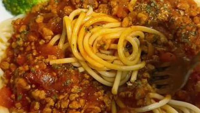 今天儿子还想吃番茄肉酱意面，那就继续吧，再用四孔锅煎点虾滑蔬菜饼，营养满分#早餐