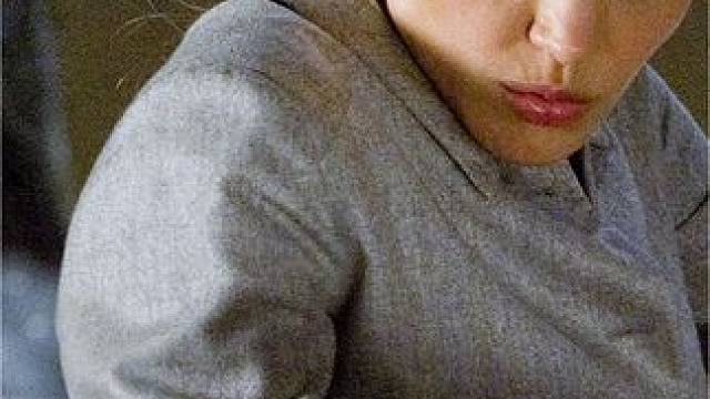 顶级女特工有多霸气，一条桌腿和废纸就可以做火箭筒！#动作片 #推荐电影 #我的观影报告 