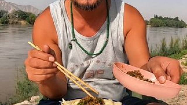 来到黄河边，亲自做早餐，早上喝一两，晚上喝蒙圈。#户外美食 #户外生活 #户外野炊 