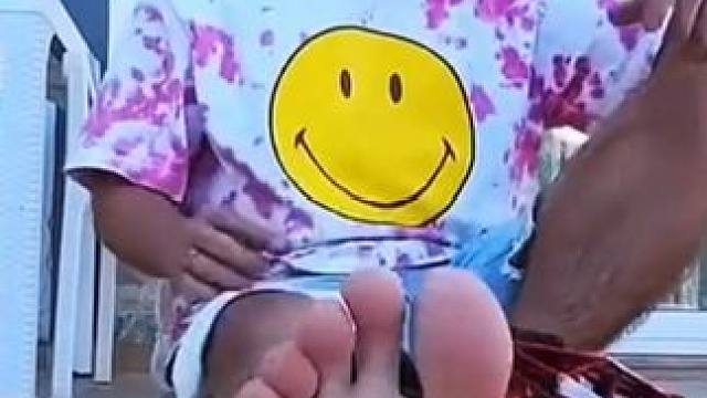 男子的腿被小车碾压，儿子一招机智营救！ #搞笑视频 #搞笑配音