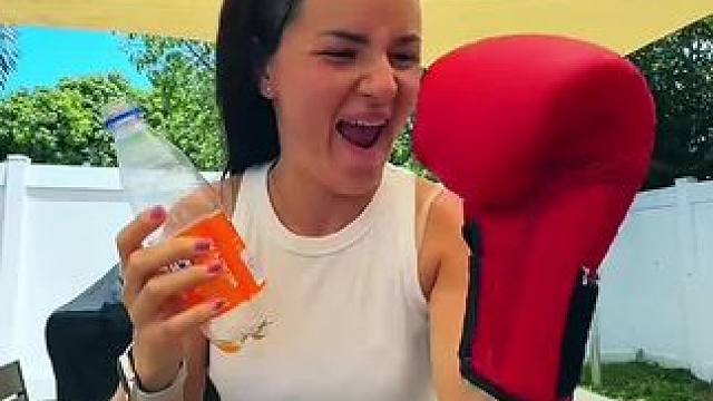 美女偷喝老公饮料被发现，结果一招机智化解！ #看一遍笑一遍 #意想不到的结局 #这操作都看傻了 #万