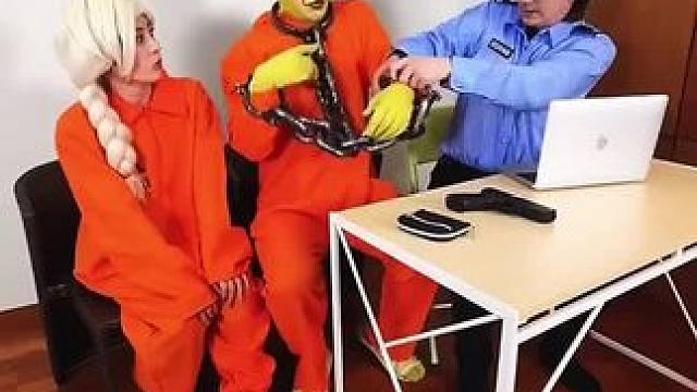 两犯人合伙套路保安，结局让人太意外了！ #看一遍笑一遍 #意想不到的结局 #这操作都看傻了 #老外真