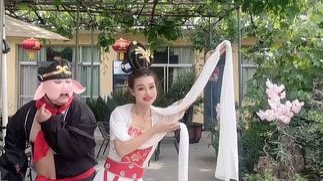 不得了了 猪八戒又来王转转的农家小院了
#现场实拍 #猪八戒 #嫦娥 #户外舞蹈 #仙气飘飘