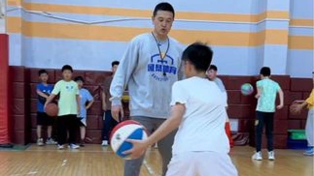 #篮球 #日常训练 #一分钟干货教学 
球性结合终结综合训练
｜交换跳胯下突破终结
｜胯下后拉坠步突