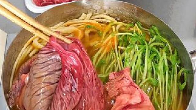 吃得干净真的会瘦！！297大卡生滚牛肉鲮鱼条番茄小火锅
#减脂餐 #低卡低脂餐 #吃瘦不饿瘦 #会吃