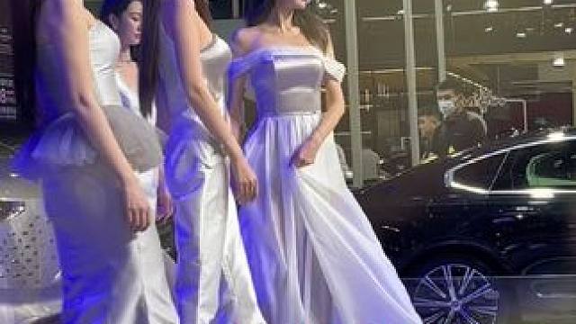 车展你们一般都去干吗？ 答：看大灯#青岛必去的景点 #车模小姐姐 #2024青岛车